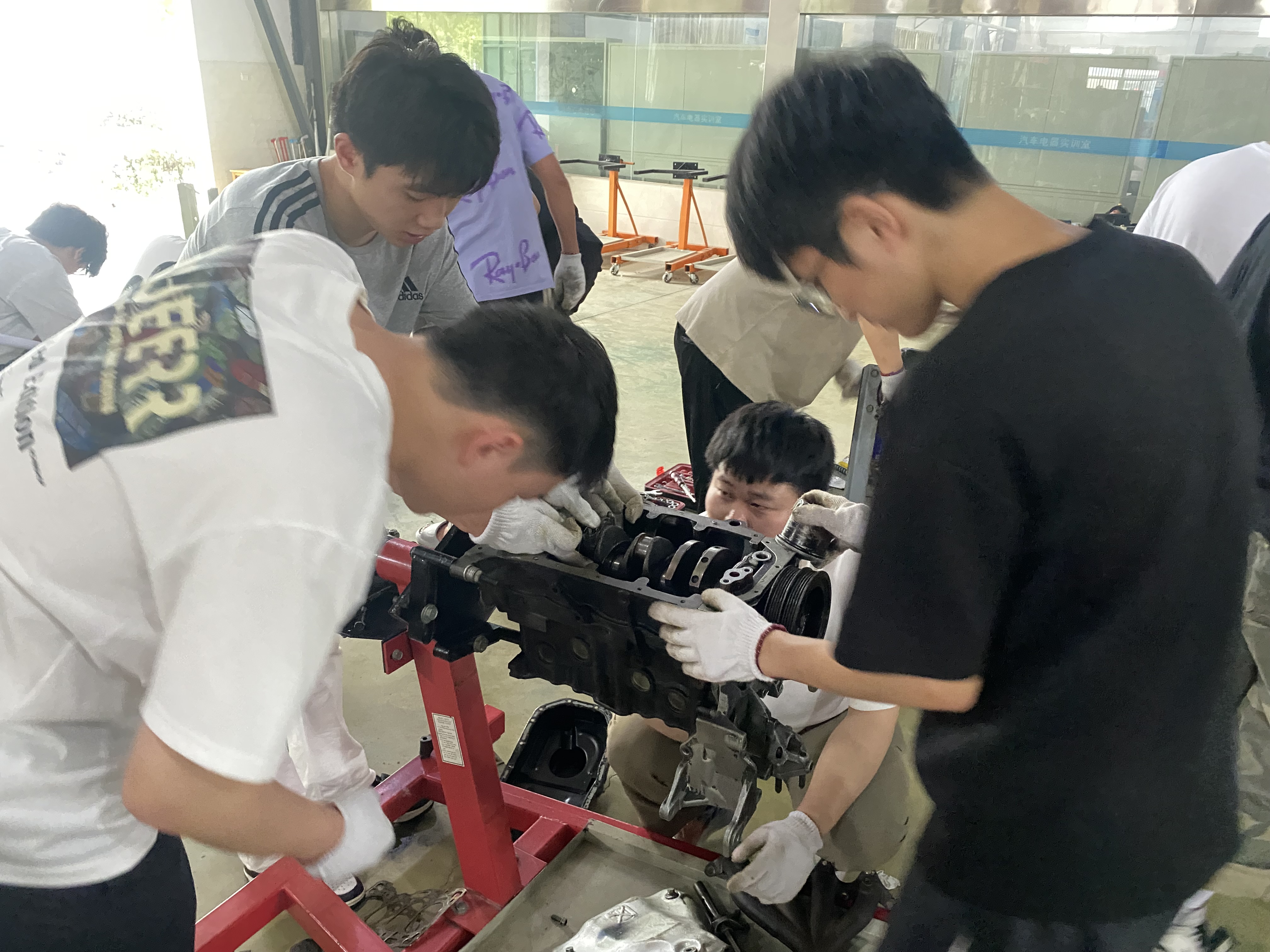 以实训为翼 育技能英才——机电与汽车工程学院开展系列实训活动